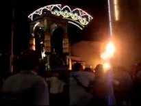 I ragazzi del Gruppo Folk Amastra, prima dello spettacolo, offrono con fede e devozione la loro spalla per portare in processione il patrono di Mongiuffi San Paolino - Estate 2009