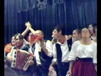 New York 2007,I ragazzi del Gruppo Folk Amastra cantano 'cirasaru' dopo aver concluso una esibizione per gli emigranti in un teatro a New York
